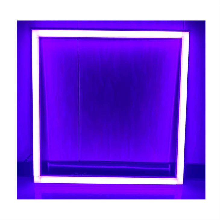 Nowoczesna, płaska lampa LED RGBW z możliwością przyciemniania 120-277 V, odpowiednia do rozwiązań małych przestrzeni w domach i biurach.