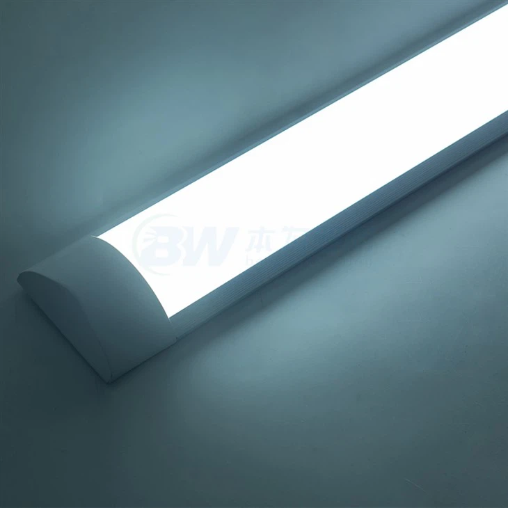 Zawieszana lampa liniowa LED z listwami